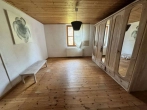 Zimmer - Immobilie mit Charakter: Vielseitiges Wohnhaus mit ehemaligem Café und 3 Wohneinheiten