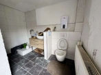 Bad mit Dusche/WC - Immobilie mit Charakter: Vielseitiges Wohnhaus mit ehemaligem Café und 3 Wohneinheiten