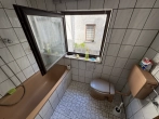 Badezimmer linkes Haus - Reizvolles Doppelhausensemble mit Entwicklungspotenzial