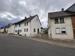 Straßenansicht - Reizvolles Doppelhausensemble mit Entwicklungspotenzial