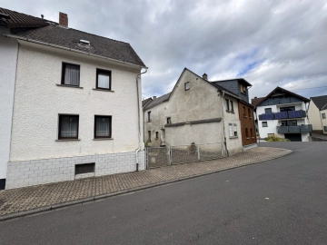 Reizvolles Doppelhausensemble mit Entwicklungspotenzial, 56249 Herschbach, Einfamilienhaus