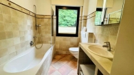 Bad mit Wanne und WC - gepflegte 3-Zimmer Eigentumswohnung im Zweifamilienhaus mit Balkon und eigenem Gartenbereich