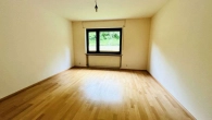Gästezimmer KG - gepflegte 3-Zimmer Eigentumswohnung im Zweifamilienhaus mit Balkon und eigenem Gartenbereich