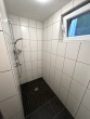 Badezimmer mit Dusche und WC KG - 3-Zimmer Eigentumswohnung mit Gästebereich, Loggia und eigenem Gartenanteil