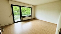 Wohnzimmer mit Ausgang Balkon - gepflegte 3-Zimmer Eigentumswohnung im Zweifamilienhaus mit Balkon und eigenem Gartenbereich