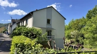 Außenansicht - gepflegte 3-Zimmer Eigentumswohnung im Zweifamilienhaus mit Balkon und eigenem Gartenbereich