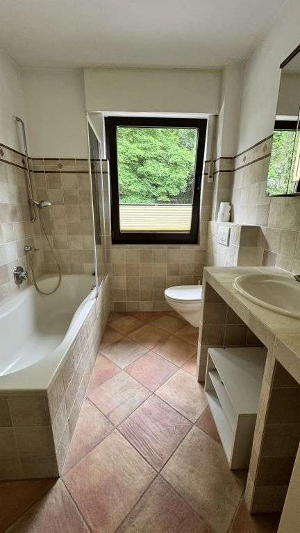 Badezimmer mit Wanne und WC
