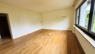 Schlafzimmer mit Ausgang Balkon - gepflegte 3-Zimmer Eigentumswohnung im Zweifamilienhaus mit Balkon und eigenem Gartenbereich