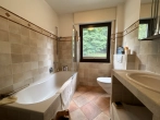Badezimmer mit Wanne und WC - 3-Zimmer Eigentumswohnung mit Gästebereich, Loggia und eigenem Gartenanteil