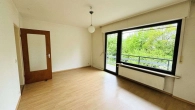 Wohnzimmer mit Ausgang Balkon - gepflegte 3-Zimmer Eigentumswohnung im Zweifamilienhaus mit Balkon und eigenem Gartenbereich