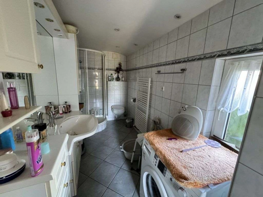 Bad mit Dusche und WC