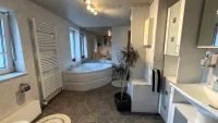 Badezimmer mit Eckwanne/Dusche und WC