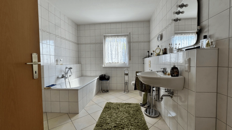 Bad mit Dusche/Wanne/WC
